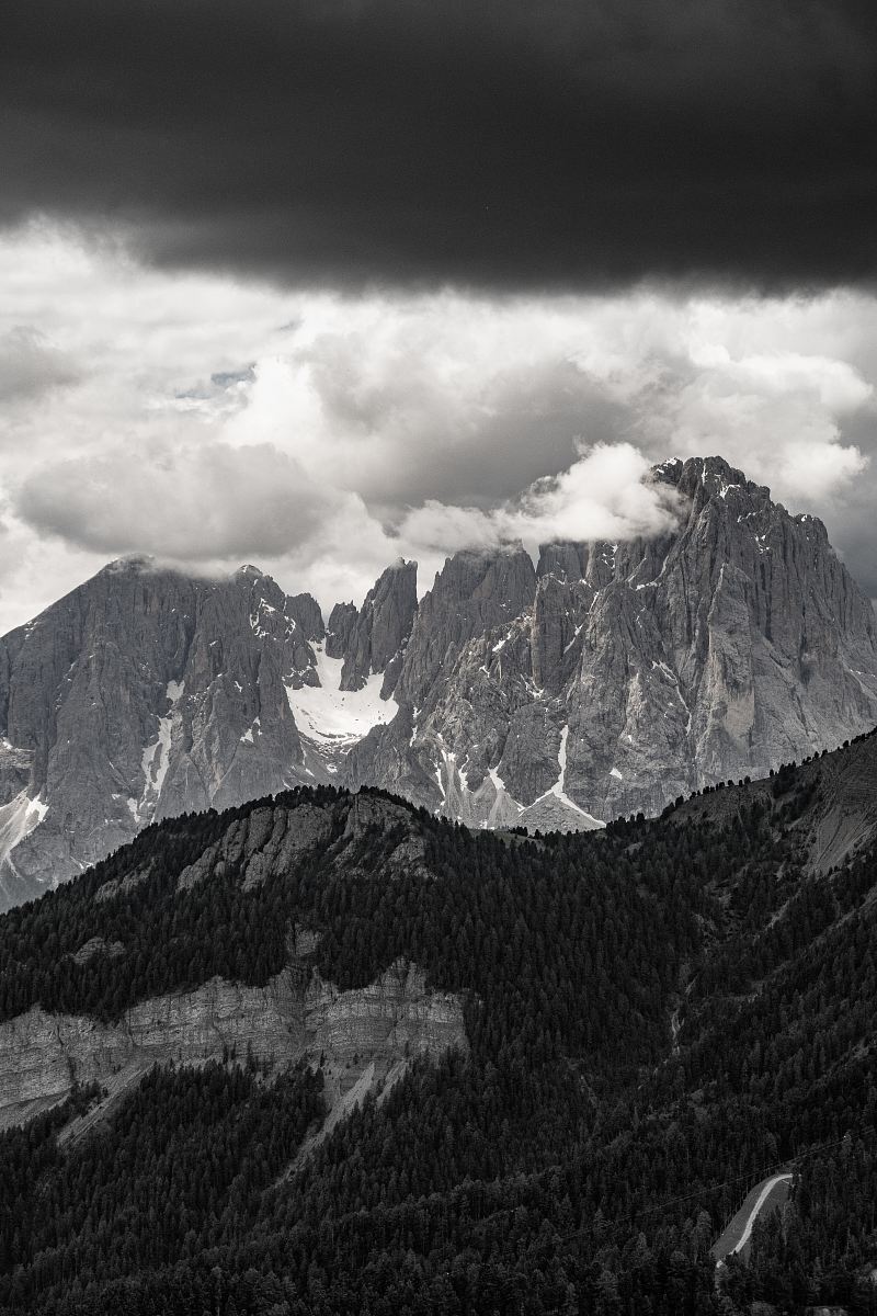 mountain under cloudy sky